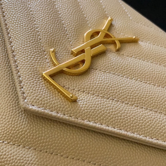 Envelop Chain Wallet In Grain Embossed Leather - Picture 5 of 10